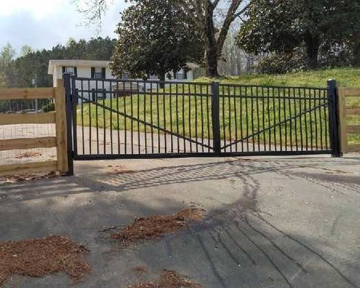 Decorative aluminum gate installation