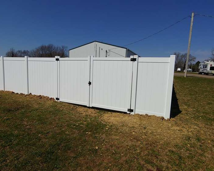 Vinyl privacy fence with gate